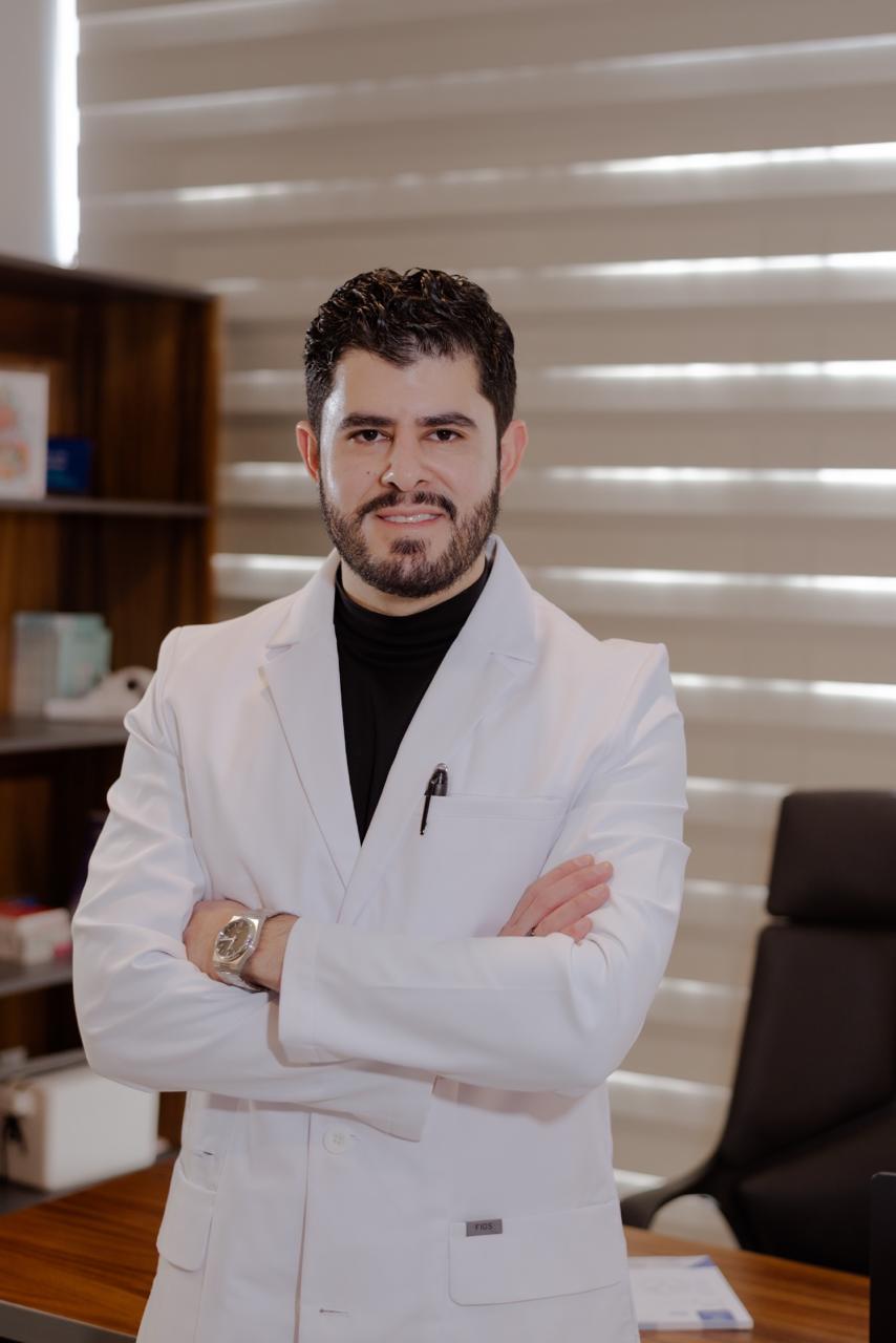 Retrato del Dr. Víctor Torres Muñoz con bata blanca